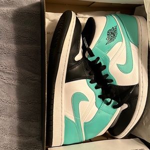 Worn around 5 times 100% authentic Jordan 1 high tropical twist